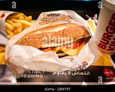 Doha, Katar - Mar 13, 2017 : Burger King Mahlzeit auf Tablett Es gibt Sandwich, kaltes Getränk und Chips in Bild Stockfoto