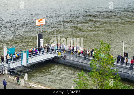 Touristen auf der Anlegestelle zu einem Spido-Ausflugsboot auf der Nieuwe Maas am Wilhelminaplein-Pier in Rotterdam, Niederlande, 25,5.22. Stockfoto