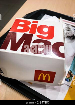 Kumamoto, Japan - Mar 6, 2020 : Nahaufnahme des Big-Mac-Menüs auf dem Tablett, McDonald's-Restaurant, Japan. Stockfoto