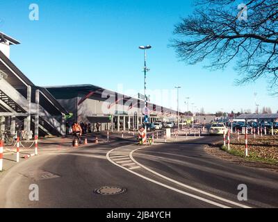 Berlin, Deutschland - 29. Nov 2016 : Flughafenterminal C des Flughafens Berlin-Tegel. Der Flughafen Tegel ist der wichtigste internationale Flughafen von Berlin. Stockfoto