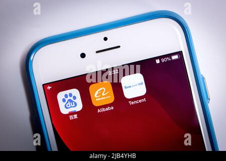 Ikonen von BAT, Chinas größten Tech-Giganten, auf einem iPhone. Baidu, Alibaba & Tencent sind 3 chinesische Top-Tech-Unternehmen, die die IT-Branche in China dominierten Stockfoto