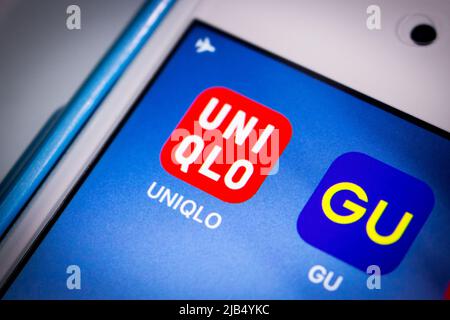 Kumamoto, Japan - Apr 29 2020: Logo von UNIQLO & GU (Tochtergesellschaft von Fast Retailing Co. Ltd.) auf dem iPhone. UNIQLO ist ein japanischer Hersteller und Einzelhändler für Bekleidung Stockfoto