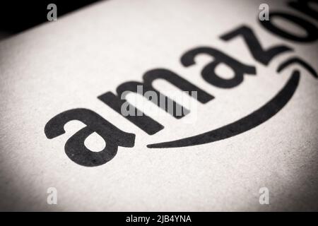 Kumamoto, Japan - Mär 5 2020 : Amazon-Logo auf Karton gedruckt. Amazon.com, Inc. Ist ein US-Technologieunternehmen mit Sitz in Seattle, Washington. Stockfoto