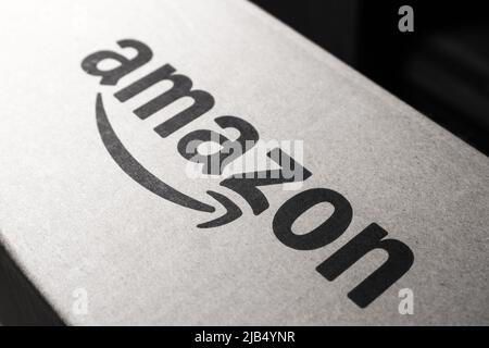 Kumamoto, Japan - Mär 5 2020 : Amazon-Logo auf Karton gedruckt. Amazon.com, Inc. Ist ein US-Technologieunternehmen mit Sitz in Seattle, Washington. Stockfoto