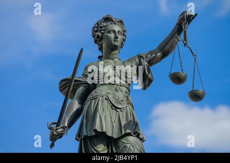 Justizbrunnen mit Justitia, Römerberg, Altstadt, Zentrum, Frankfurt am Main, Hessen, Deutschland Stockfoto