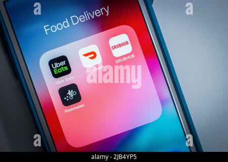 Kumamoto, Japan - Mai 7 2020 : 4 US-weit beliebte Logos der Marke „Prepared Food Delivery Service“ (Uber Eats, DoorDash, Grubhub & Postmates) auf dem iPhone. Stockfoto