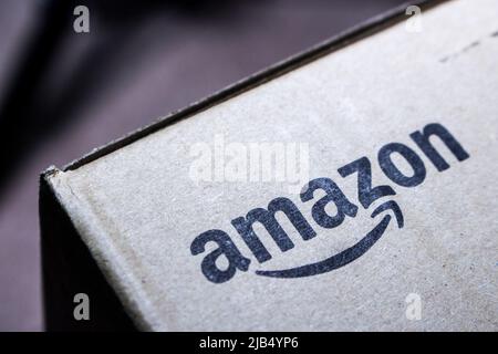 Kumamoto, Japan - Mär 5 2020 : Amazon-Logo auf Karton gedruckt. Amazon.com, Inc. Ist ein US-Technologieunternehmen mit Sitz in Seattle, Washington. Stockfoto