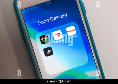 Kumamoto, Japan - Mai 7 2020 : 4 US-weit beliebte Logos der Marke „Prepared Food Delivery Service“ (Uber Eats, DoorDash, Grubhub & Postmates) auf dem iPhone. Stockfoto