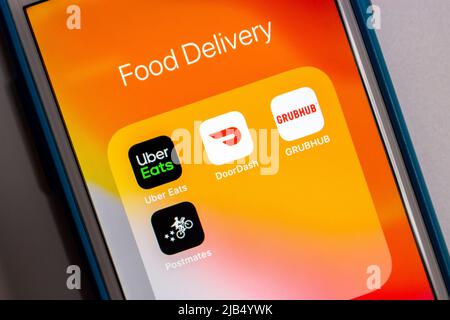 Kumamoto, Japan - Mai 7 2020 : 4 US-weit beliebte Logos der Marke „Prepared Food Delivery Service“ (Uber Eats, DoorDash, Grubhub & Postmates) auf dem iPhone. Stockfoto