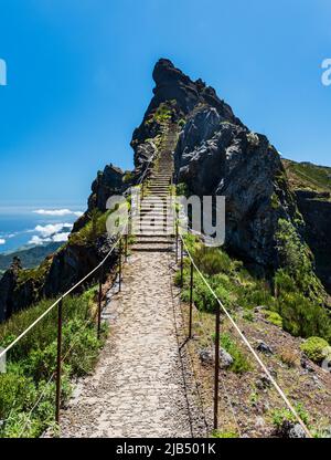 Pico do Cidrao Hügel mit steilem gesicherten Wanderweg mit Treppen zwischen Pico Ruivo und Pico do Arieiro auf der Insel Madeira Stockfoto
