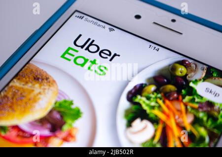 Kumamoto, Japan - Mai 7 2020 : Nahaufnahme des Uber Eat-Logos, einer US-amerikanischen Online-Plattform für die Bestellung und Lieferung von Lebensmitteln, die von Uber eingeführt wurde, in seiner App auf dem iPhone-Bildschirm Stockfoto