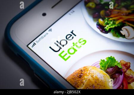 Kumamoto, Japan - Mai 7 2020 : Uber Eat Logo, eine US-amerikanische Online-Plattform für die Bestellung und Lieferung von Lebensmitteln, die von Uber ins Leben gerufen wurde, in seiner App auf dem iPhone in dunkler Stimmung Stockfoto