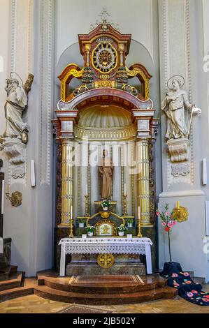 Seitenaltar mit Heiligenfiguren, Stadtpfarrkirche St. Peter und Paul, 'Dom des Westallgaeus', neobarocke Kirche von 1914, Lindenberg Stockfoto