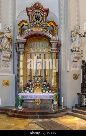 Seitenaltar mit Heiligenfiguren, Stadtpfarrkirche St. Peter und Paul, 'Dom des Westallgaeus', neobarocke Kirche von 1914, Lindenberg Stockfoto