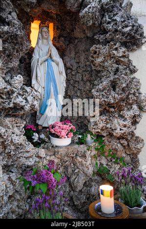 Lourdes-Grotte mit Madonna-Figur, Pfarrkirche St. Peter und Paul, 'Kathedrale des westlichen Allgäu', neobarocke Kirche aus dem Jahr 1914 Stockfoto