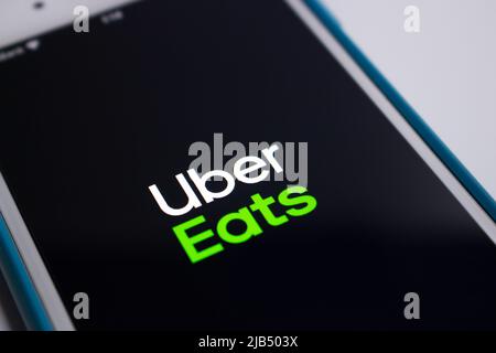 Kumamoto, Japan - Mai 7 2020 : Logo von Uber Eats, einer US-amerikanischen Online-Plattform für die Bestellung und Lieferung von Lebensmitteln, die von Uber auf dem iPhone-Bildschirm vorgestellt wurde. Stockfoto