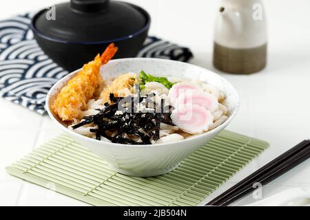 Japanische Udon-Nudeln mit Garnelen-Tempura und Gemüse Stockfoto