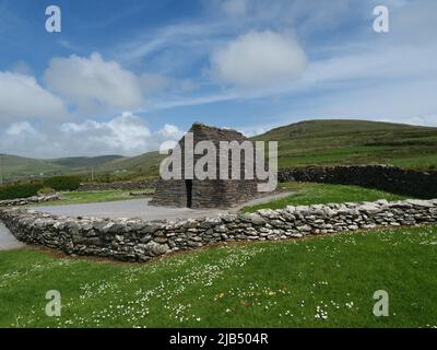 Das Gallarus Oratory, ein Oratorium der Iroquois-Kirche, ist das besterhaltene, aus Trockenstein gebaute, bootsförmige, freitragende Gebäude Irlands Stockfoto