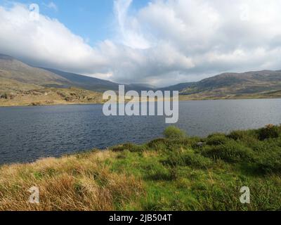 Irische hügelige Landschaft am Lough Acoose, einem Binnensee am Ring of Kerry. Lough Acoose, Curraghbeg, Kerry, Irland Stockfoto