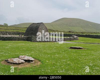 Das Gallarus Oratory, ein Oratorium der Iroquois-Kirche, ist das besterhaltene, aus Trockenstein gebaute, bootsförmige, freitragende Gebäude Irlands Stockfoto