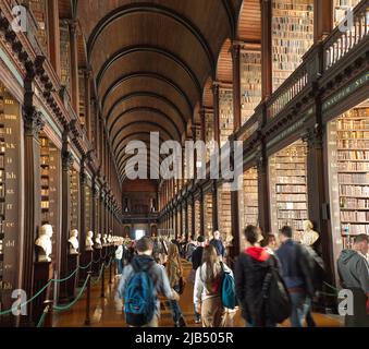 Der 64 Meter lange Raum der Old Library of Trinity College in Dublin, Irland, erbaut 1732, Old Library of Trinity College, Dublin, Dublin Stockfoto