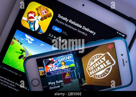 Kumamoto, Japan - Mai 7 2020 : das Konzept der absolut zuverlässigen Delivery Service App auf iPad & iPhone. Stockfoto