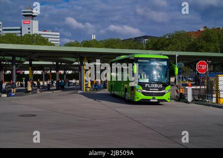 Zentraler Busbahnhof ZOB, Flixbus Reisebus Messedamm, dahinter RBB Hochhaus, Masurenallee, Westend, Charlottenburg, Berlin, Deutschland Stockfoto