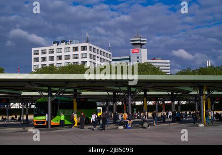 Zentraler Busbahnhof ZOB, Flixbus Reisebus Messedamm, dahinter RBB Hochhaus, Masurenallee, Westend, Charlottenburg, Berlin, Deutschland Stockfoto
