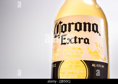 Bild von Corona Extra. Corona Extra ist eines der meistverkauften Biere weltweit und wird von Cervecería Modelo in Mexiko produziert Stockfoto