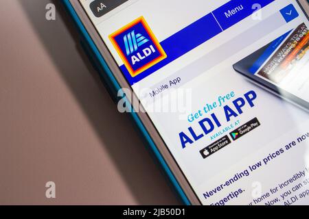 Kumamoto, Japan - Mai 7 2020 : ALDI wesite for US on iPhone. ALDI ist die deutsche Discounter-Supermarktkette mit über 10.000 Filialen in 20 Ländern. Stockfoto