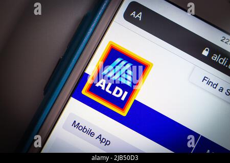 Kumamoto, Japan - Mai 7 2020 : ALDI-Logo auf der Aldi.us-Website auf dem iPhone in dunkler Stimmung. ALDI ist die deutsche Discounter-Supermarktkette Stockfoto