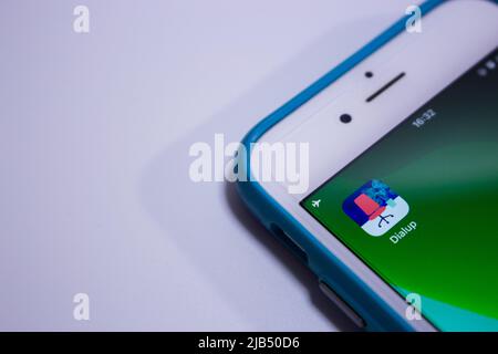 Kumamoto, Japan - Mai 14 2020 : Nahaufnahme der Dialup-App, einer Voice-Chat-App, die Nutzer auf dem iPhone friedlich mit den Menschen verbindet Stockfoto