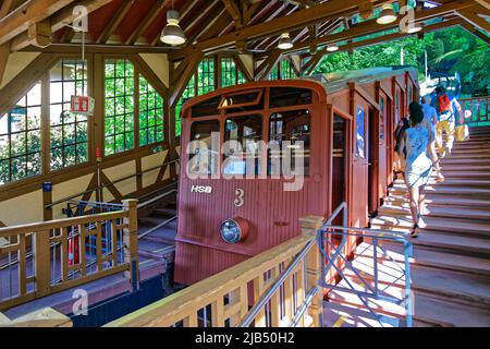 Passagiere, die in Wagen in der Oberbergbahn am Bahnhof Molkenkur einsteigen, Bahnhof, Schienenfahrzeug, Seilbahn, Standseilbahn, Heidelberger Stockfoto