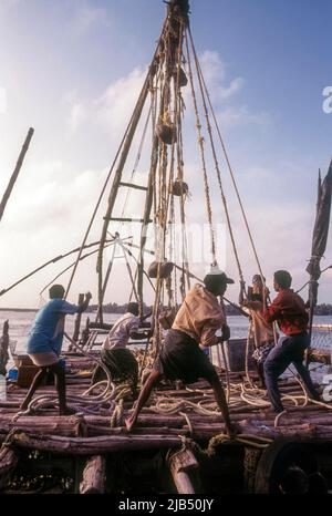 Betrieb der chinesischen Fischernetze oder Cheena vala in Fort Kochi oder Cochin, Kerala, Indien, Asien Stockfoto