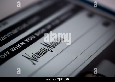 Kumamoto, Japan - Mai 29 2020 : Neiman Marcus Logo auf seiner Website auf iOS. Neiman Marcus ist eine US-amerikanische Kette von Luxuskaufhäusern mit Sitz in Dallas, Texas Stockfoto