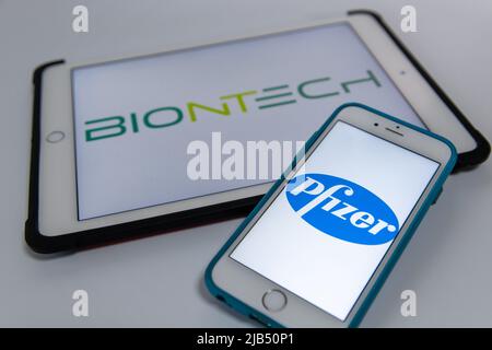 Kumamoto / JAPAN - Nov 11 2020 : Pfizer & BioNTech Logos auf iPhone & iPad. Impfstoffkonzept SARS-CoV-2 Stockfoto