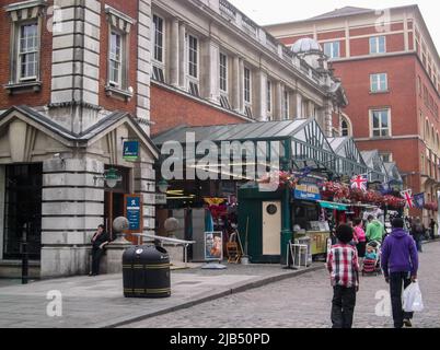 London / UK - Jul 12 2011 : Jubilee Market in Covent Garden. Nach einer großen Renovierung des Marktes wurde es am 5. August 1987 von Königin Elizabeth II. Eröffnet Stockfoto