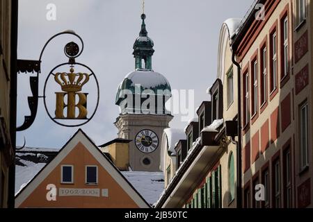 Inn-Schild Hofbraeuhaus am Platzl, Turm der Heiliggeistkirche, im Winter schneebedeckt, München, Bayern, Oberbayern, Deutschland Stockfoto