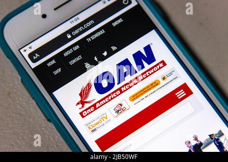 Website von One America News Network (OANN), einem rechtsextremen Pro-Donald Trump-Kabelkanal im Besitz von Herring Networks, Inc., auf dem iPhone. Stockfoto