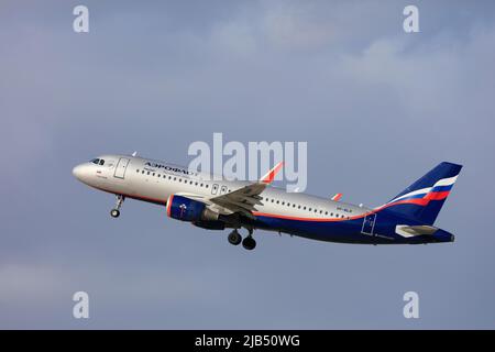 Flugzeug Airbus A320 P. Yablochkov der russischen Fluggesellschaft Aeroflot, Flug SU 2337 nach Moskau (SVO) kurz nach dem Start vom Flughafen Stuttgart Stockfoto