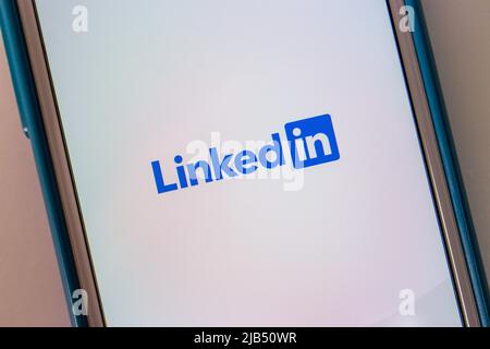 Kumamoto / JAPAN - Nov 17 2020 : Logo von LinkedIn, einem auf Unternehmen und Beschäftigung ausgerichteten Online-Dienst in den USA, der über das Internet oder mobil auf dem iPhone läuft. Stockfoto