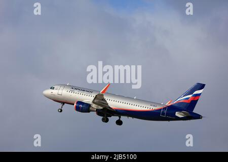 Flugzeug Airbus A320 P. Yablochkov der russischen Fluggesellschaft Aeroflot, Flug SU 2337 nach Moskau (SVO) kurz nach dem Start vom Flughafen Stuttgart Stockfoto