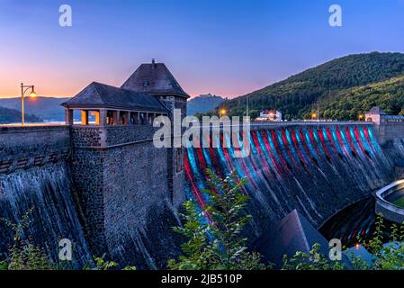 Damm im Abendlicht, blau und rot beleuchtet, Staumauer des Edersee-Stausees, Kraftwerk Hemfurth, Staumauer Edertal, Staudamm Eder, Burg Waldeck und Stockfoto