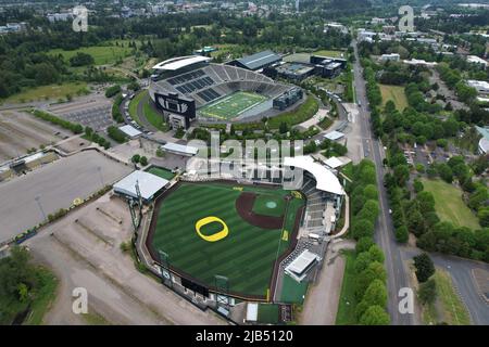 Eine allgemeine Gesamtansicht von PK Park (links) und Autzen Staidum, Freitag, 27. Mai 2022, in Eugene, Erz. PK Park ist das Heimstadion der Oregon Ducks Baseballmannschaft. Stockfoto