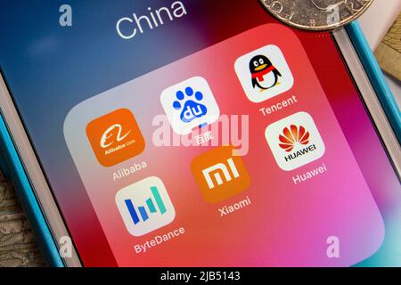 Kumamoto / JAPAN - Oct 2 2020 : Chinas Tech-Giganten (The Big Six - Alibaba, Baidu, Tencent, Bytedance, Xiaomi und Huawei) auf dem iPhone mit zufälligem Geld Stockfoto