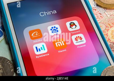 Kumamoto / JAPAN - Oct 2 2020 : Chinas Tech-Giganten (The Big Six - Alibaba, Baidu, Tencent, Bytedance, Xiaomi und Huawei) auf dem iPhone mit zufälligem Geld Stockfoto