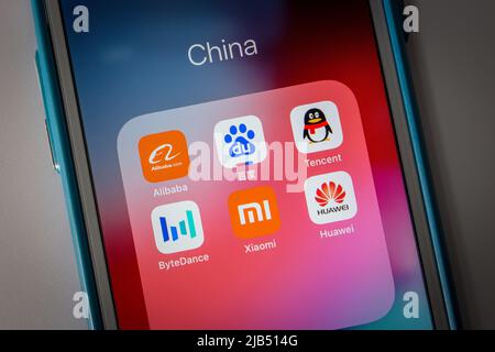 Kumamoto / JAPAN - Okt 2 2020 : Chinas Tech-Giganten (The Big Six - Alibaba, Baidu, Tencent, Bytedance, Xiaomi und Huawei) auf dem iPhone Stockfoto