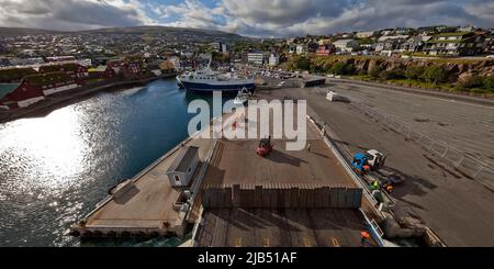 Blick auf den Hafen und die Hauptstadt von der Fähre Norroena, Thorshavn, Streymoy, Färöer Inseln, Foroyar, Dänemark Stockfoto