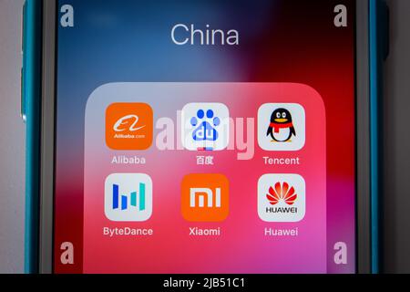 Kumamoto / JAPAN - Okt 2 2020 : Chinas Tech-Giganten (The Big Six - Alibaba, Baidu, Tencent, Bytedance, Xiaomi und Huawei) auf dem iPhone in dunkler Stimmung Stockfoto