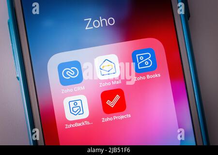Kumamoto / JAPAN - Okt 3 2020 : die Apps von Zoho (CRM, Mail, Books, BackToWork und Projects) auf dem iPhone. Zoho ist eine umfassende Suite mit über 40 Apps Stockfoto